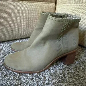 ED Ellen Degeneres Leather Ankle Heeled Boot Bootie Green Chive Size 9